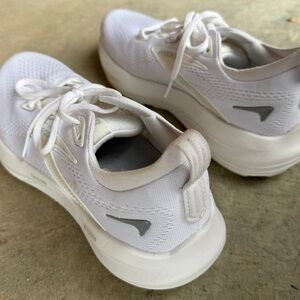 Brooks Glycerin 22 women’s size 8.5 White Athletic Sneakers worn once